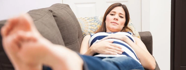 Qué hacer con los pies hinchados después de una cesárea