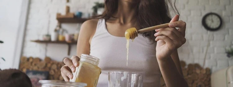 ¿Pueden las mujeres embarazadas comer miel?