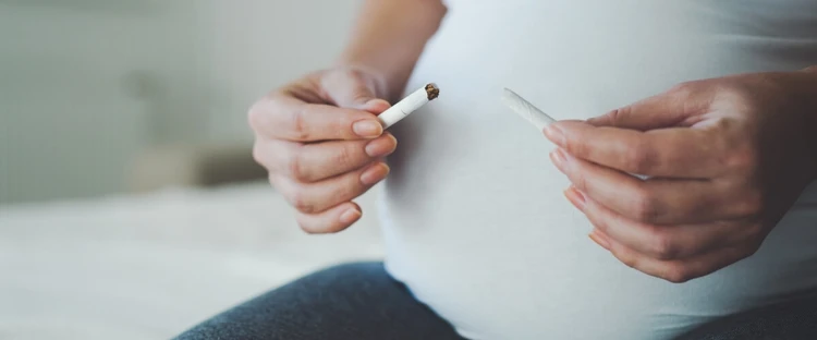 ¿Qué le pasa al bebé cuando la madre fuma?